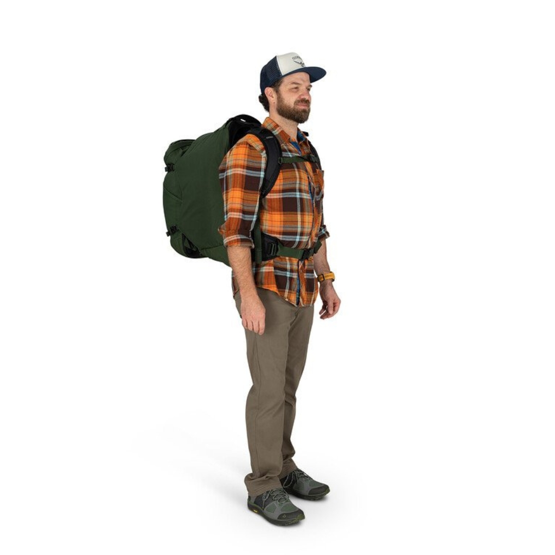 SAC DE VOYAGE OSPREY FARPOINT 55 POUR HOMME PORTÉ PAR UN HOMME VU DE PROFIL DROIT