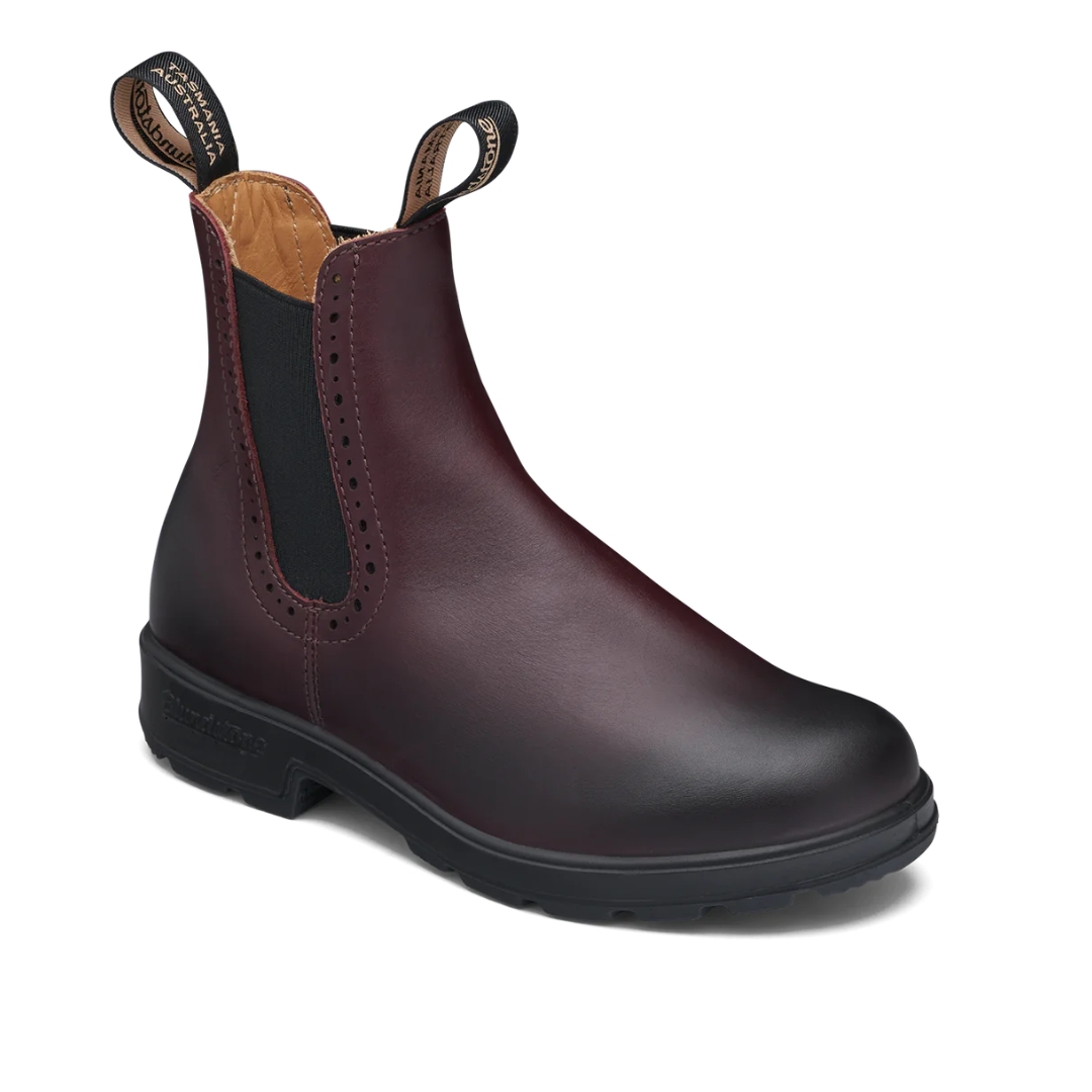 BOTTE URBAINE BLUNDSTONE 1352 MONTANTE ORIGINALE SHIRAZ POUR FEMME vue de la botte droite rouge vin foncée de profil avant droit