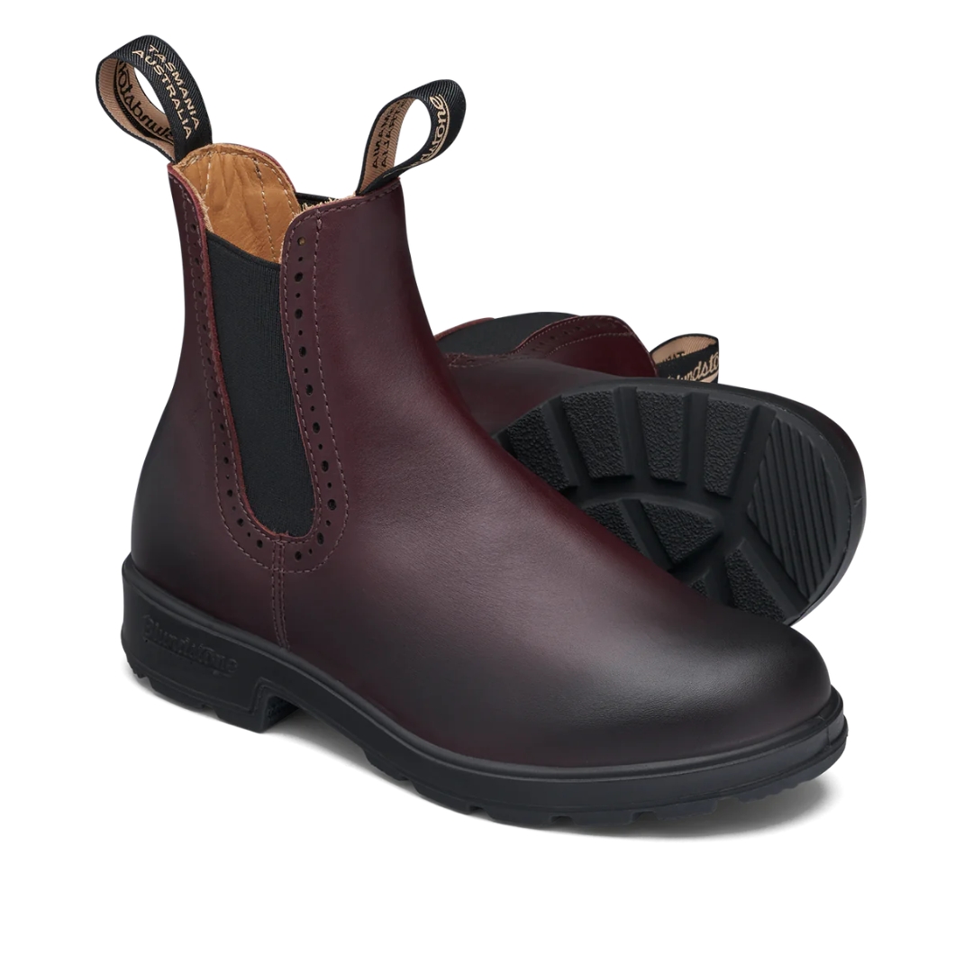 BOTTE URBAINE BLUNDSTONE 1352 MONTANTE ORIGINALE SHIRAZ POUR FEMME vue des deux bottes rouge vin foncées une de profil avant droit et l'autre semelle d'usure