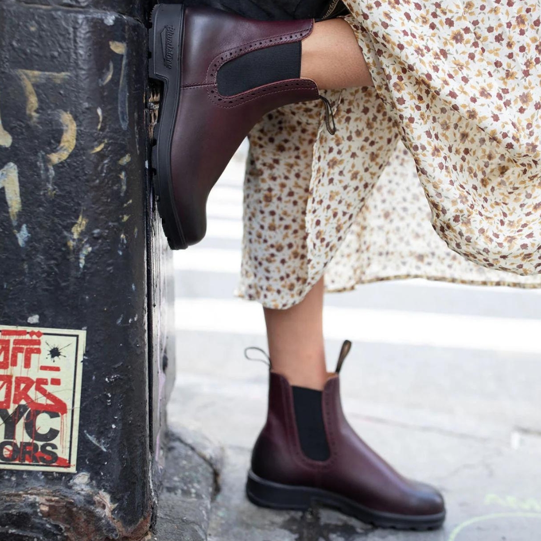 BOTTE URBAINE BLUNDSTONE 1352 MONTANTE ORIGINALE SHIRAZ POUR FEMME portée par une femme