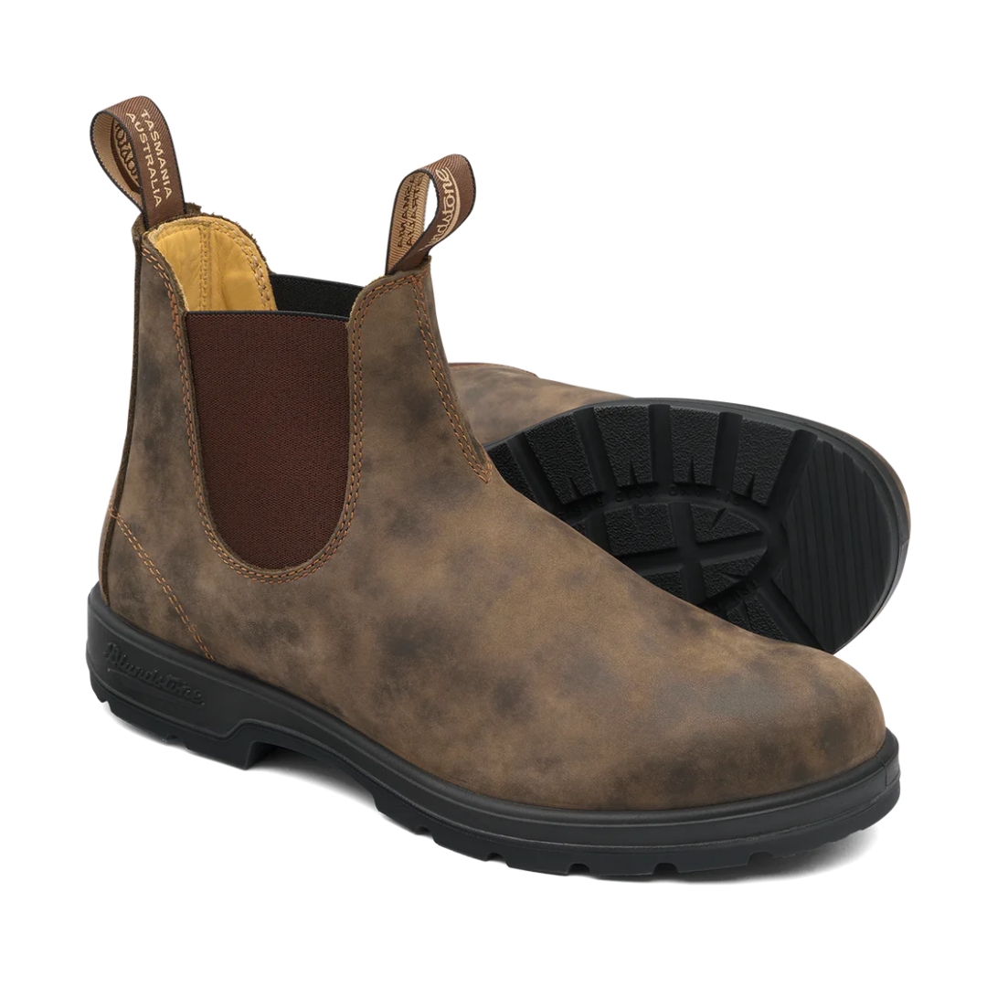 BOTTE URBAINE BLUNDSTONE 585 BRUN RUSTIQUE CLASSIQUE UNISEXE vue des bottes brunes la droite de profil avant droit et la gauche de la semelle d'usure