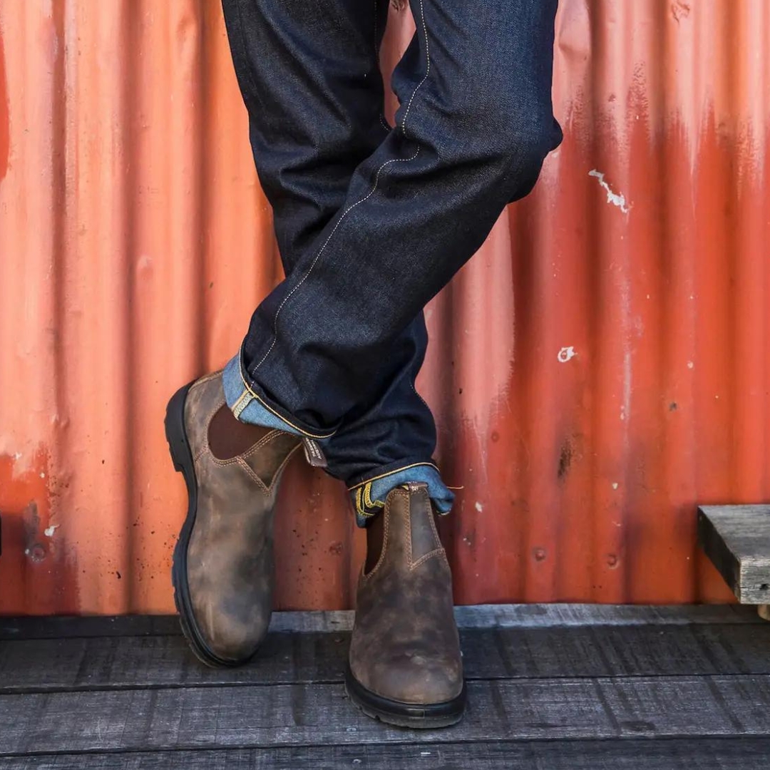 BOTTE URBAINE BLUNDSTONE 585 BRUN RUSTIQUE CLASSIQUE UNISEXE portées par un homme