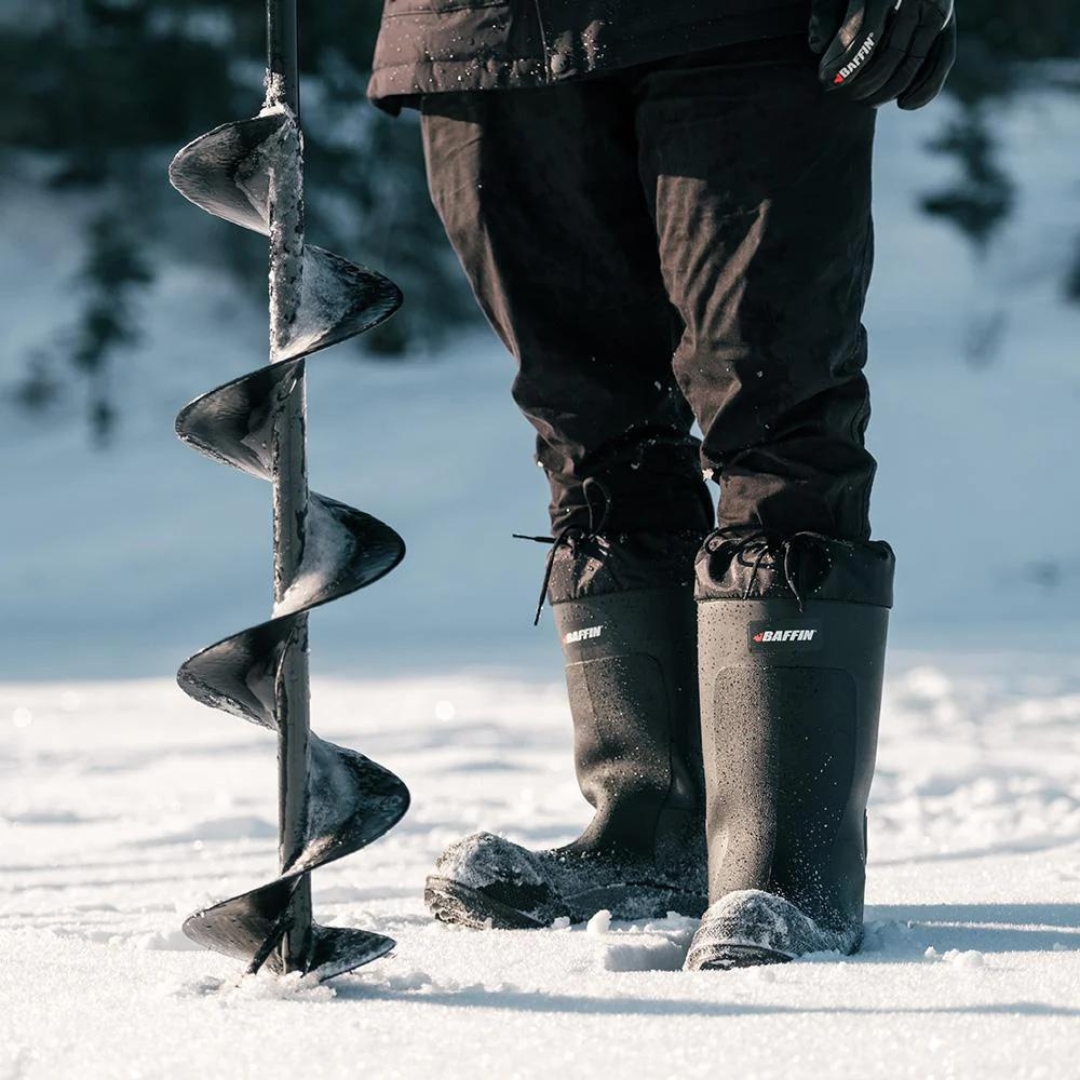 BOTTE D'HIVER DE SÉCURITÉ BAFFIN TITAN (SANS PROTECTION) couleur noir portées par un homme à la pêche sur glace