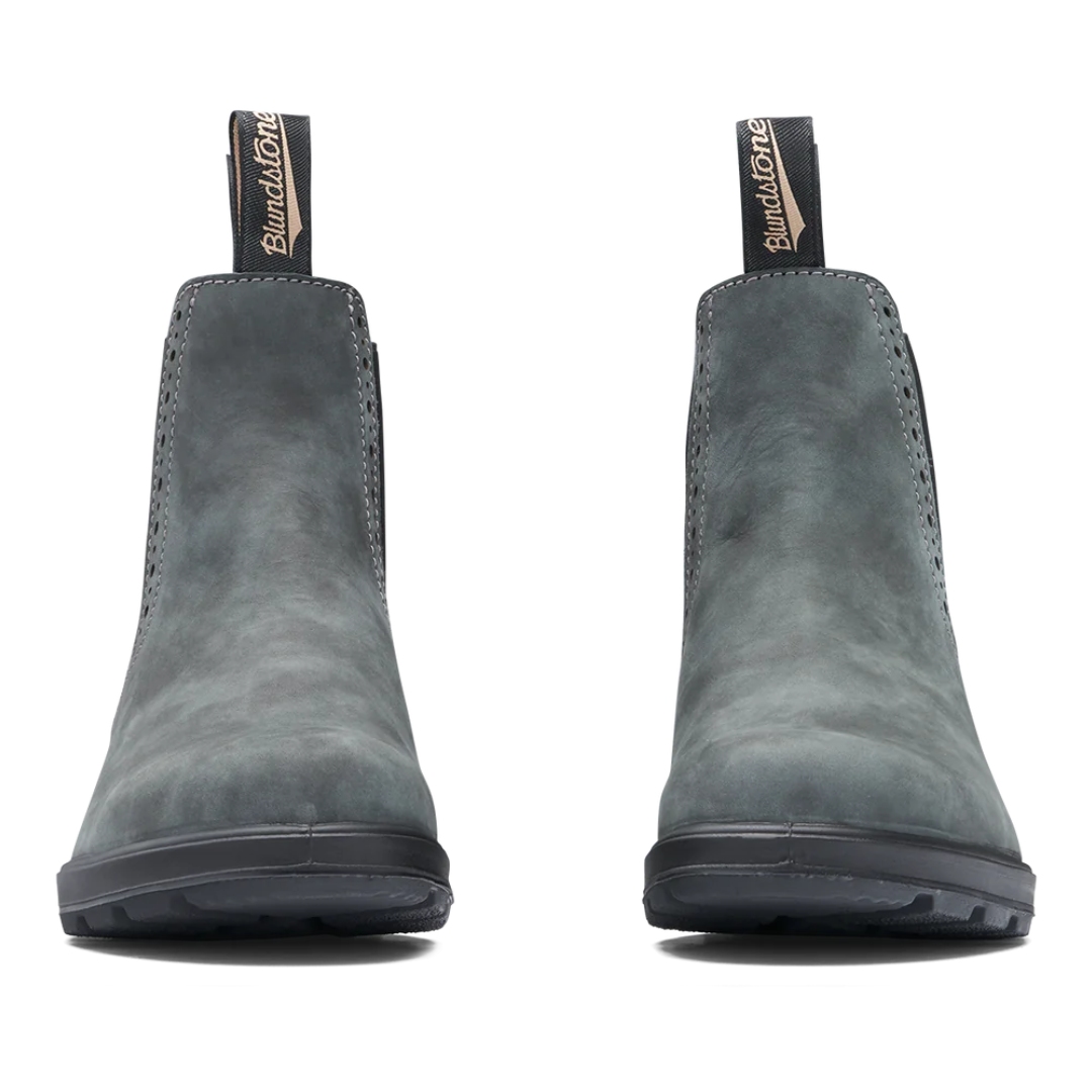 BOTTE URBAINE BLUNDSTONE 1630 MONTANTE ORIGINALE NOIR RUSTIQUE POUR FEMME VUE DES BOTTES DE COULEUR GRISE ET NOIRE DE FACE