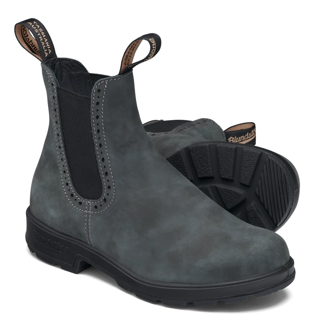 BOTTE URBAINE BLUNDSTONE 1630 MONTANTE ORIGINALE NOIR RUSTIQUE POUR FEMME VUE DES BOTTES DE COULEUR GRISE ET NOIRE UNE DE PROFIL ET L'AUTRE LA SEMELLE D'USURE