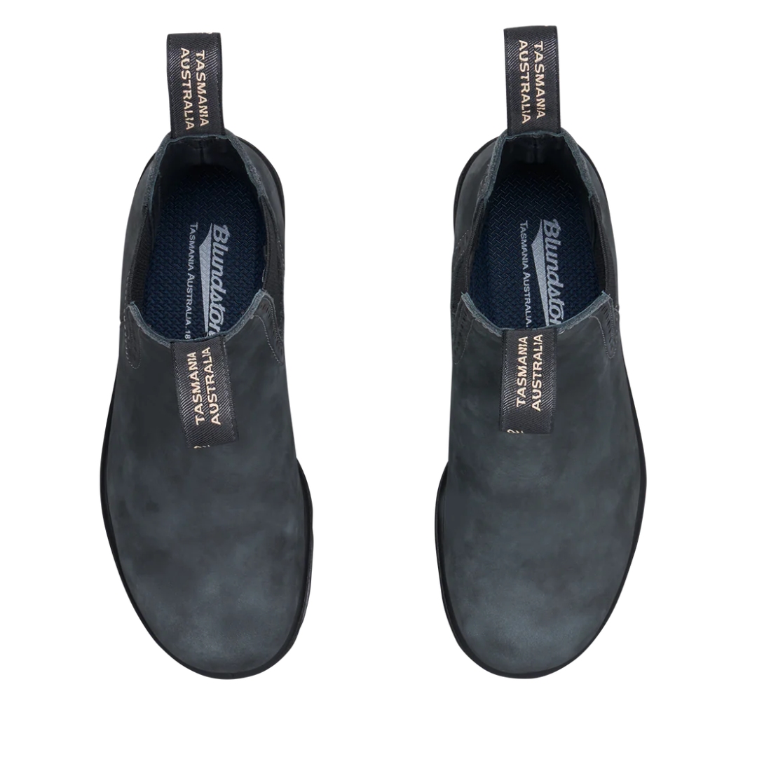BOTTE URBAINE BLUNDSTONE 1630 MONTANTE ORIGINALE NOIR RUSTIQUE POUR FEMME VUE DES BOTTES DE COULEUR GRISE ET NOIRE DU DESSUS