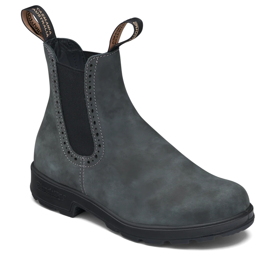 BOTTE URBAINE BLUNDSTONE 1630 MONTANTE ORIGINALE NOIR RUSTIQUE POUR FEMME VUE DE LA BOTTE DROITE DE COULEUR GRISE ET NOIRE DE PROFIL AVANT DROIT
