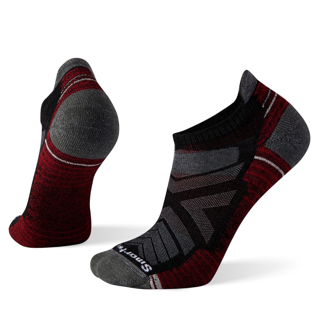 CHAUSSETTE DE RANDONNÉE SMARTWOOL LIGHT CUSHION LOW ANKLE UNISEXE COULEUR CHARCOAL VUE DE LA CHAUSETTE GRISE FONCÉE, GRISE PALE ET ROUGE