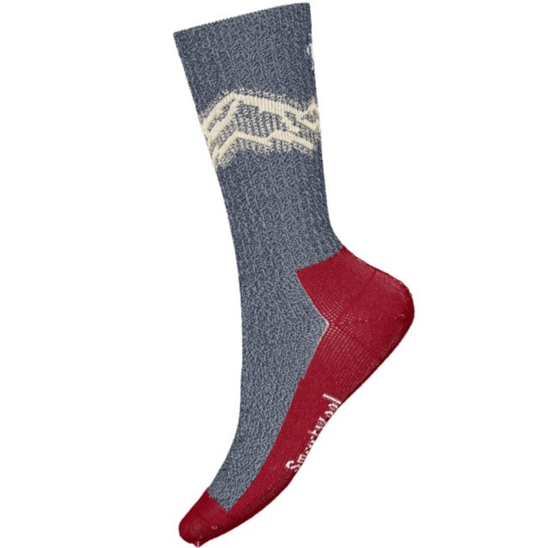 CHAUSSETTE DE RANDONNÉE SMARTWOOL CLASSIC EDITION LIGHT CUSHION À MOTIFS MOUNTAIN COULEUR DEEP NAVY VU DE LA CHAUSSETTE BLEUE MARINE CHINÉ, ROUGE ET CRÈME