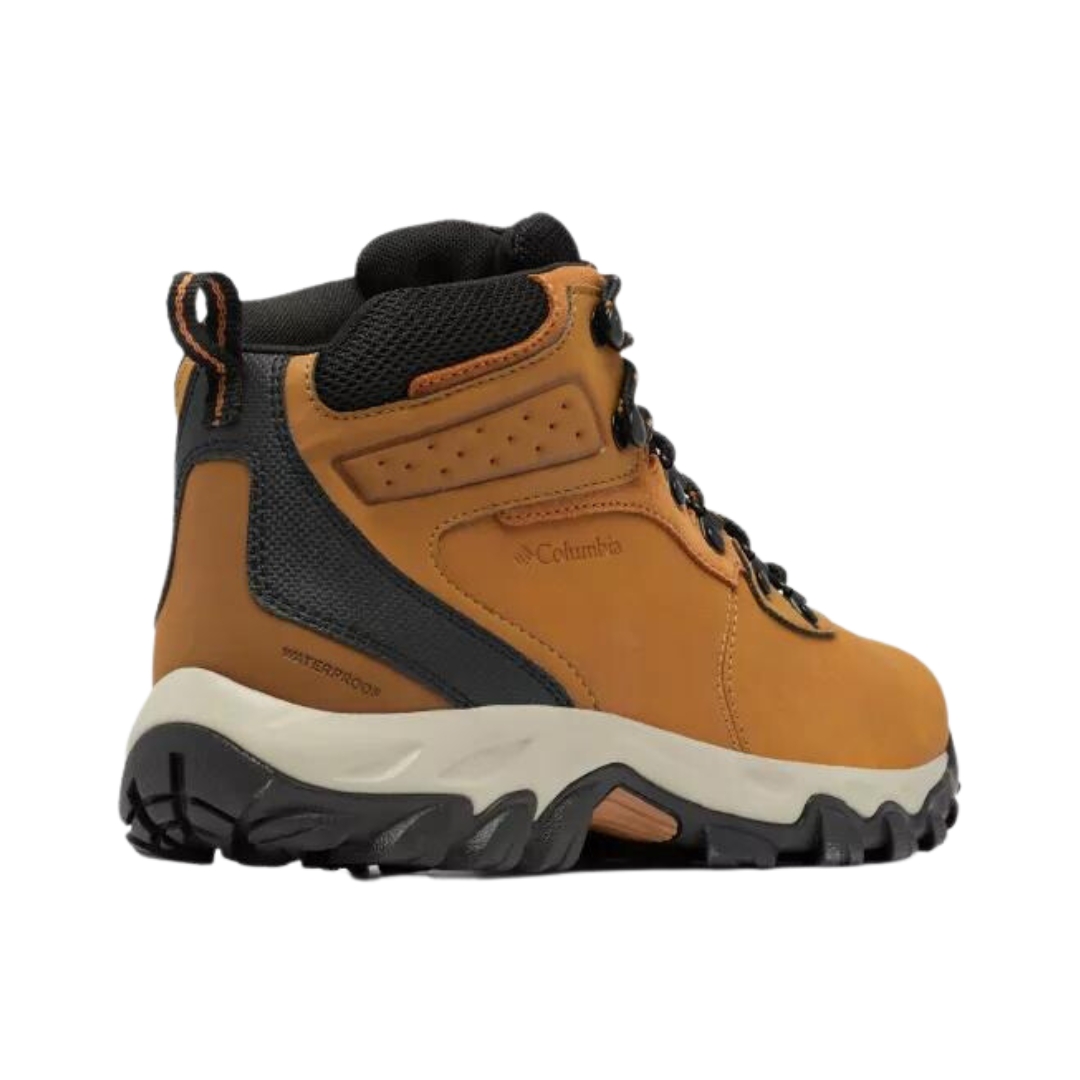BOTTE DE RANDONNÉE COLUMBIA NEWTON RIDGE PLUS 11 WATERPROOF WIDE POUR HOMME COULEUR 289-ELK/BLACK VUE DE LA BOTTE DROITE DE COULEUR BRUN CARAMLE , NOIRE ET BEIGE DE PROFIL ARRIÈRE DROIT