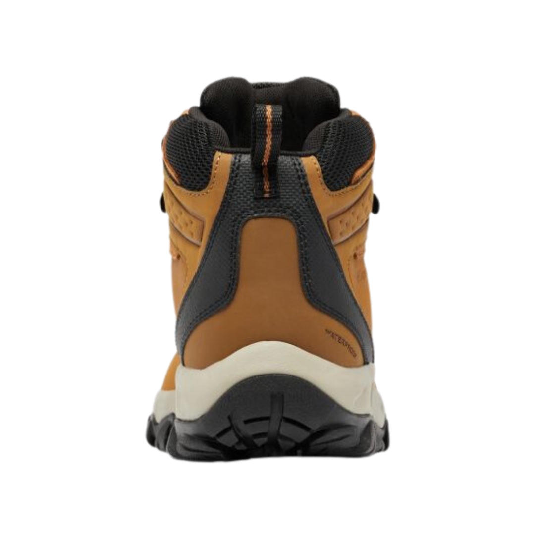 BOTTE DE RANDONNÉE COLUMBIA NEWTON RIDGE PLUS 11 WATERPROOF WIDE POUR HOMME COULEUR 289-ELK/BLACK VUE DE LA BOTTE DROITE DE COULEUR BRUN CARAMLE , NOIRE ET BEIGE DE L'ARRIÈRE