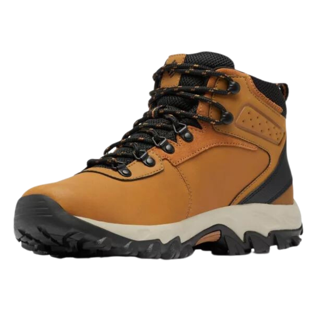 BOTTE DE RANDONNÉE COLUMBIA NEWTON RIDGE PLUS 11 WATERPROOF WIDE POUR HOMME COULEUR 289-ELK/BLACK VUE DE LA BOTTE DROITE DE COULEUR BRUN CARAMLE , NOIRE ET BEIGE DE PROFIL AVANT GAUCHE