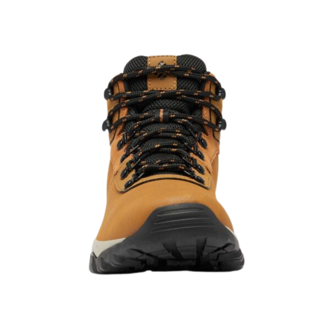 BOTTE DE RANDONNÉE COLUMBIA NEWTON RIDGE PLUS 11 WATERPROOF WIDE POUR HOMME COULEUR 289-ELK/BLACK VUE DE LA BOTTE DROITE DE COULEUR BRUN CARAMLE , NOIRE ET BEIGE DE FACE