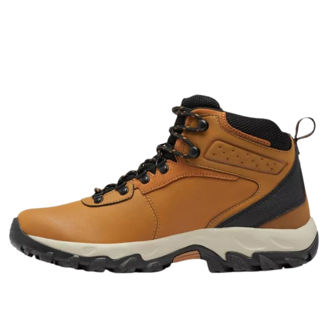 BOTTE DE RANDONNÉE COLUMBIA NEWTON RIDGE PLUS 11 WATERPROOF WIDE POUR HOMME COULEUR 289-ELK/BLACK VUE DE LA BOTTE DROITE DE COULEUR BRUN CARAMLE , NOIRE ET BEIGE DE PROFIL GAUCHE