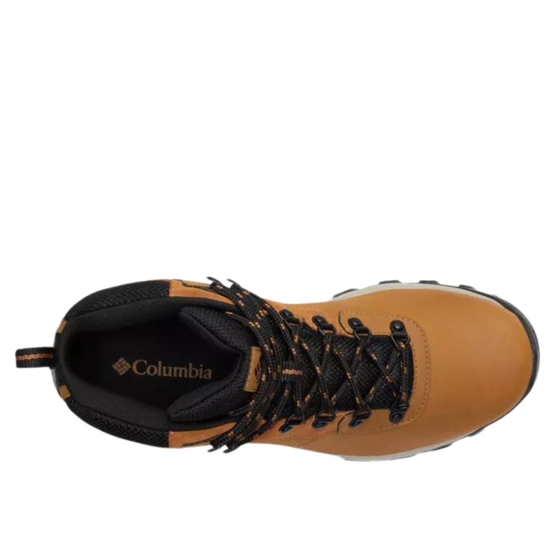 BOTTE DE RANDONNÉE COLUMBIA NEWTON RIDGE PLUS 11 WATERPROOF WIDE POUR HOMME COULEUR 289-ELK/BLACK VUE DE LA BOTTE DROITE DE COULEUR BRUN CARAMLE , NOIRE ET BEIGE DU DESSUS
