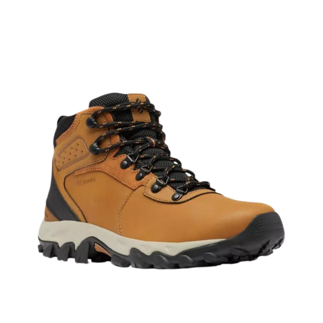 BOTTE DE RANDONNÉE COLUMBIA NEWTON RIDGE PLUS 11 WATERPROOF WIDE POUR HOMME COULEUR 289-ELK/BLACK VUE DE LA BOTTE DROITE DE COULEUR BRUN CARAMLE , NOIRE ET BEIGE DE PROFIL AVANT DROIT