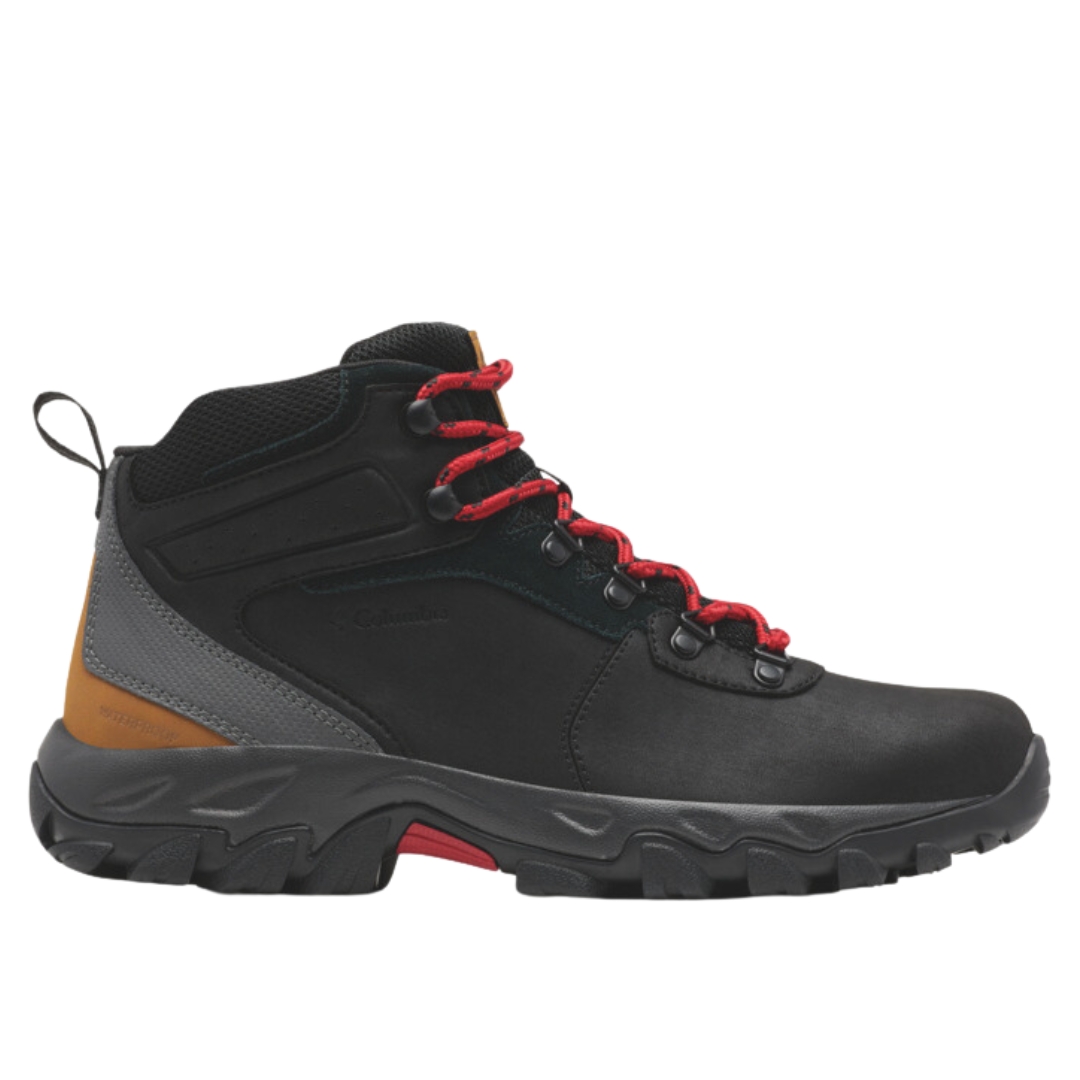 BOTTE DE RANDONNÉE COLUMBIA NEWTON RIDGE PLUS 11 WATERPROOF WIDE POUR HOMME COULEUR 013-BLACK/SHARK VUE DE LA BOTTE DROITE DE COULEUR NOIRE, GRISE AVEC LACET ROUGE DE PROFIL DROIT