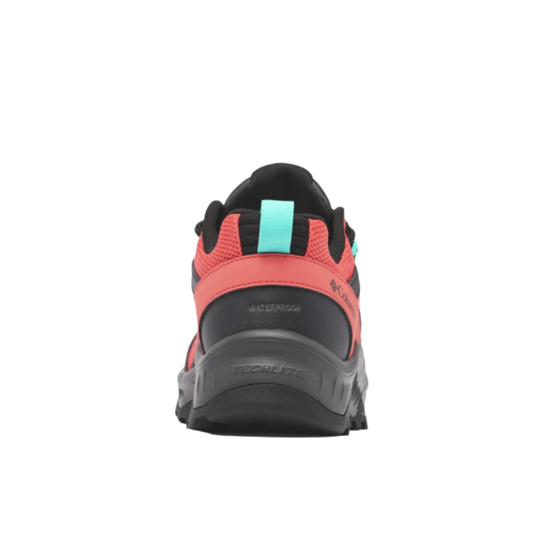chaussure DE RANDONNÉ IMPERMÉABLE COLUMBIA TRAILSTORM ASCEND MID PIED LARGE POUR FEMME COULEUR 633-RED CORAL/BRIGHT AQUA VU DE la chaussure droite couleur corail et noir avec détails bleux aqua de dos