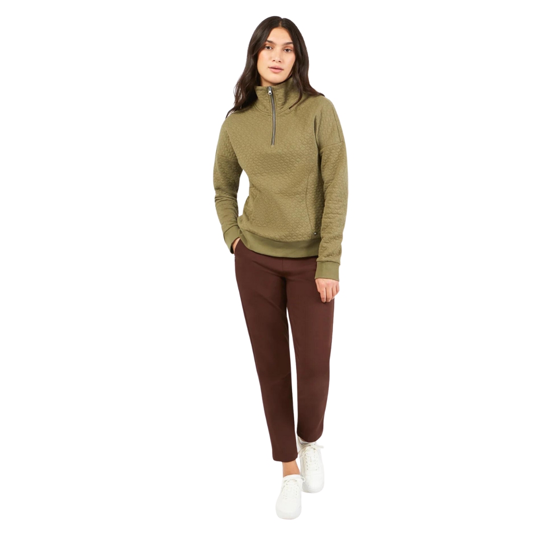 PANTALON À LA CHEVILLE FIG ST-JAMES POUR FEMME couleur coffee vu du pantalon brun/rouge porté par une femme vue de la tête aux pieds de face