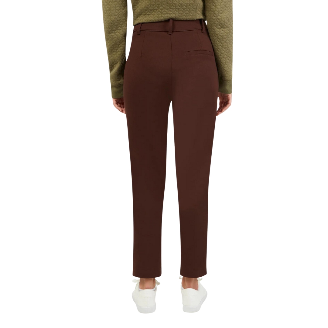 PANTALON À LA CHEVILLE FIG ST-JAMES POUR FEMME couleur coffee vu du pantalon brun/rouge porté par une femme vue de la taille aux pieds de dos