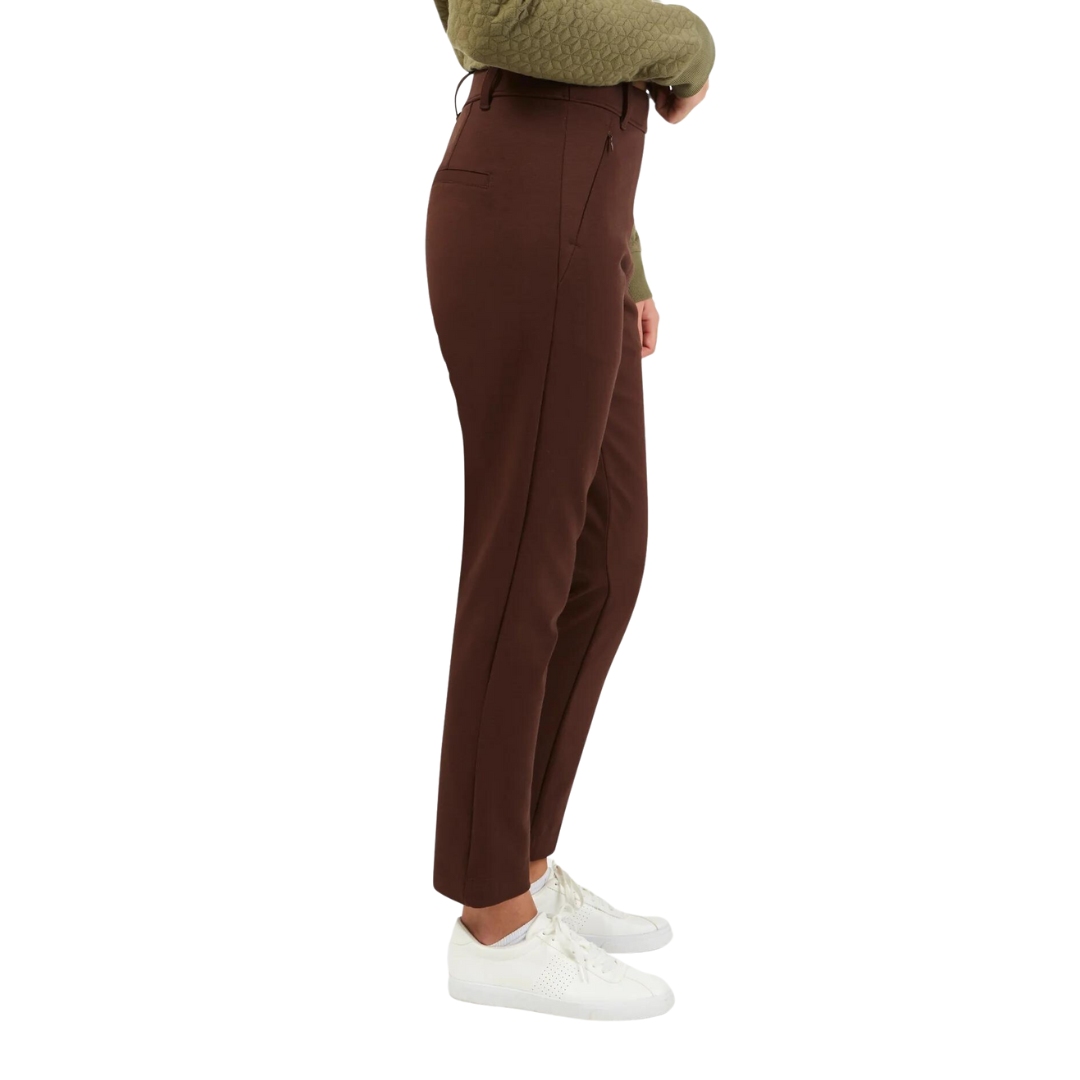 PANTALON À LA CHEVILLE FIG ST-JAMES POUR FEMME couleur coffee vu du pantalon brun/rouge porté par une femme vue de la taille aux pieds de profil droit