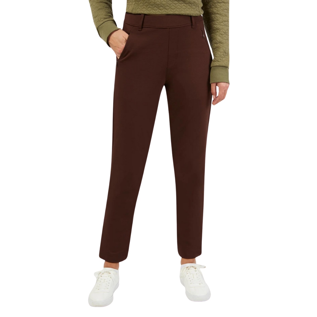 PANTALON À LA CHEVILLE FIG ST-JAMES POUR FEMME couleur coffee vu du pantalon brun/rouge porté par une femme vue de la taille aux pieds de face