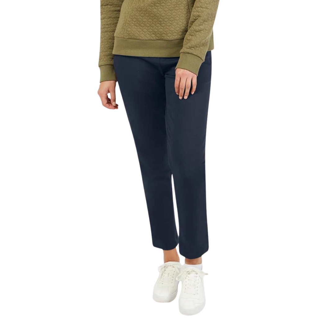 PANTALON À LA CHEVILLE FIG ST-JAMES POUR FEMME couleur night vu du pantalon bleu marin porté par une femme vue de la taille aux pieds