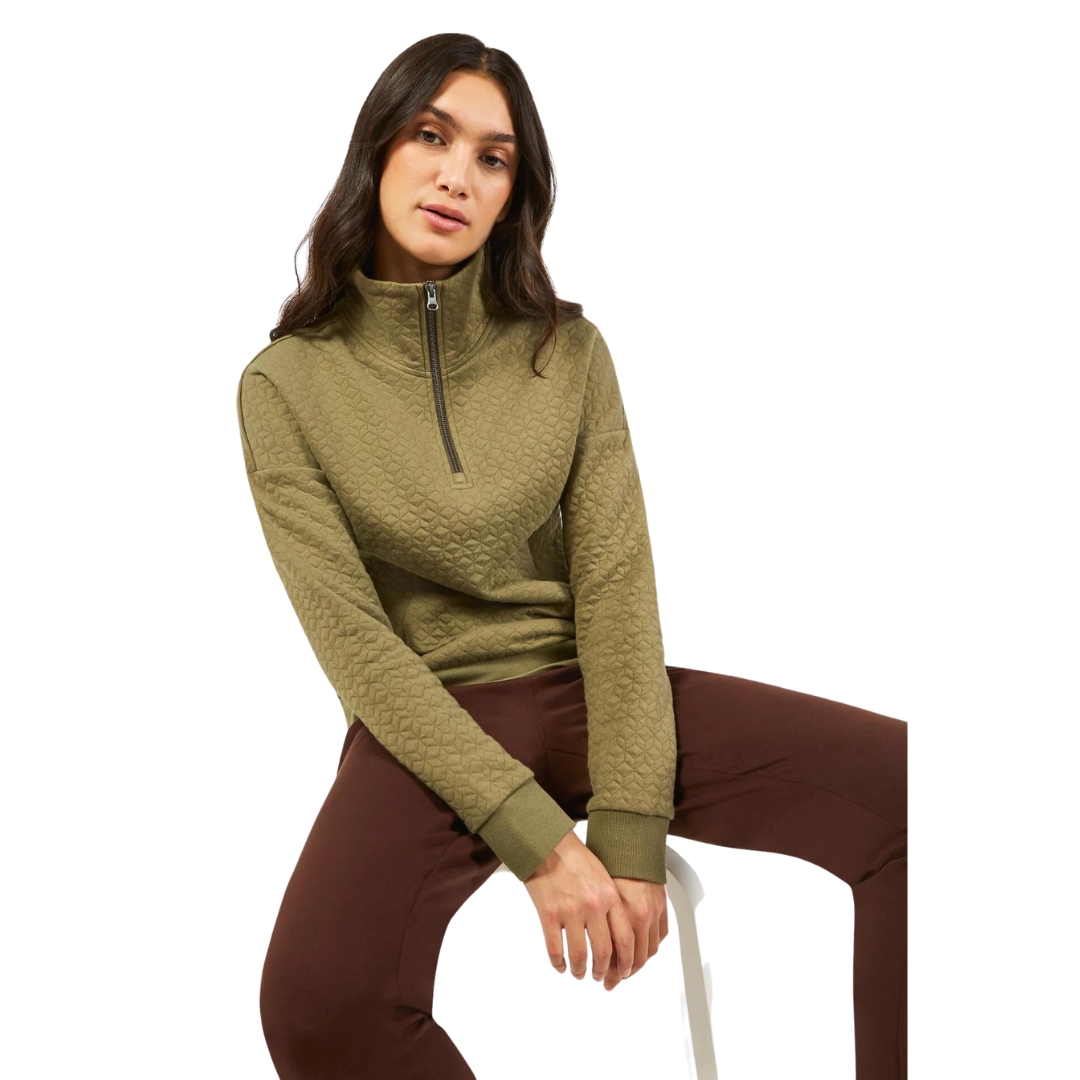PANTALON À LA CHEVILLE FIG ST-JAMES POUR FEMME couleur coffee vu du pantalon brun/rouge porté par une femme vue assise de face