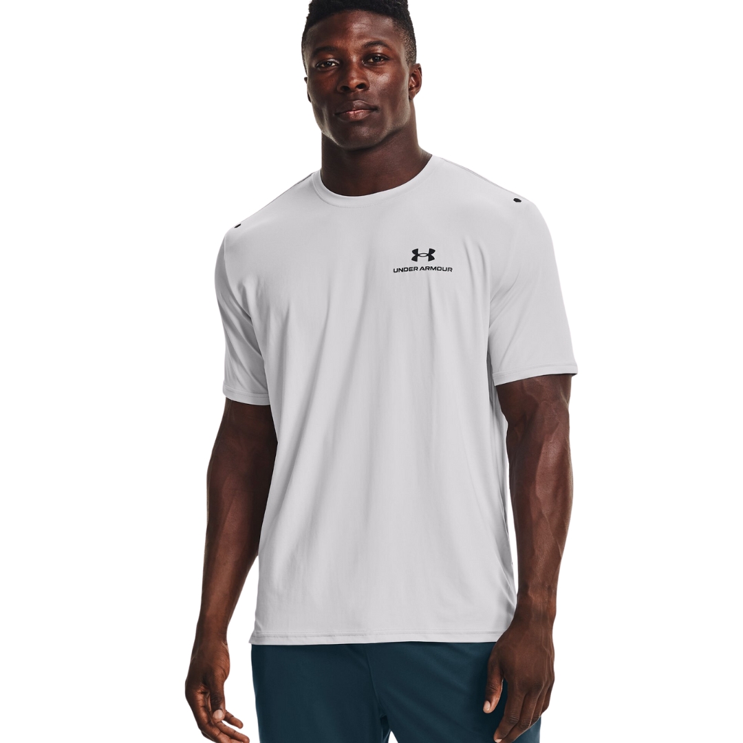 T-SHIRT D'ENTRAINEMENT À MANCHES COURTES UNDER ARMOUR UA RUSH ENERGY POUR HOMME COULEUR 014-HALO GRAY/BLACK VUE DU CHANDAIL GRIS PALE LETTRÉ NOIR PORTÉ PAR UN HOMME VU DE FACE DE LA TÊTE AUX CUISSES