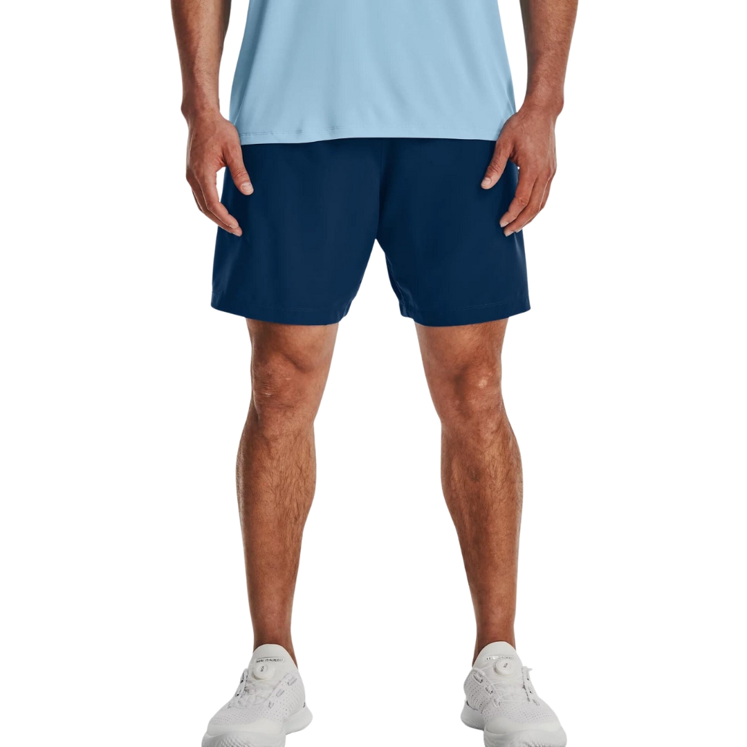 SHORT D'ENTRAINEMENT UNDER ARMOUR UA WOVEN GRAPHIC POUR HOMME COULEUR 426-VARSITY BLUE VU DU SHORT BLEU AQUA MARIN FONCÉ LETTRÉ BLEU/BLANC PORTÉ PAR UN HOMME VU DE LA TAILLE AUX PIEDS DE FACE