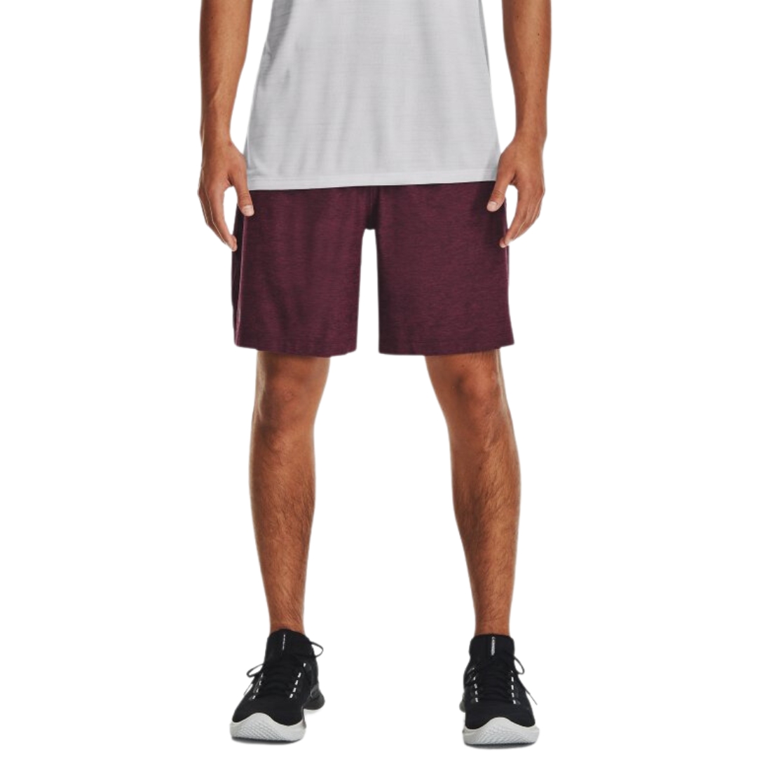 SHORT D'ENTRAINEMENT UNDER ARMOUR UA TECH VENT POUR HOMME couleur 602-DARK MAROON vu du short rouge brique et noir porté par un homme vu de la taille aux pieds de face