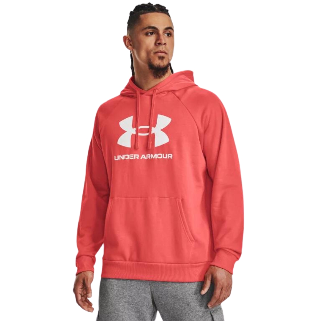 CHANDAIL À CAPUCHON EN MOLLETON UNDER ARMOUR UA RIVAL LOGO HD POUR HOMME couleur 690-VENOM RED/BLACK vu du chandail à manches longues orangé lettré blanc porté par un homme vu de la tête aux cuisses de face