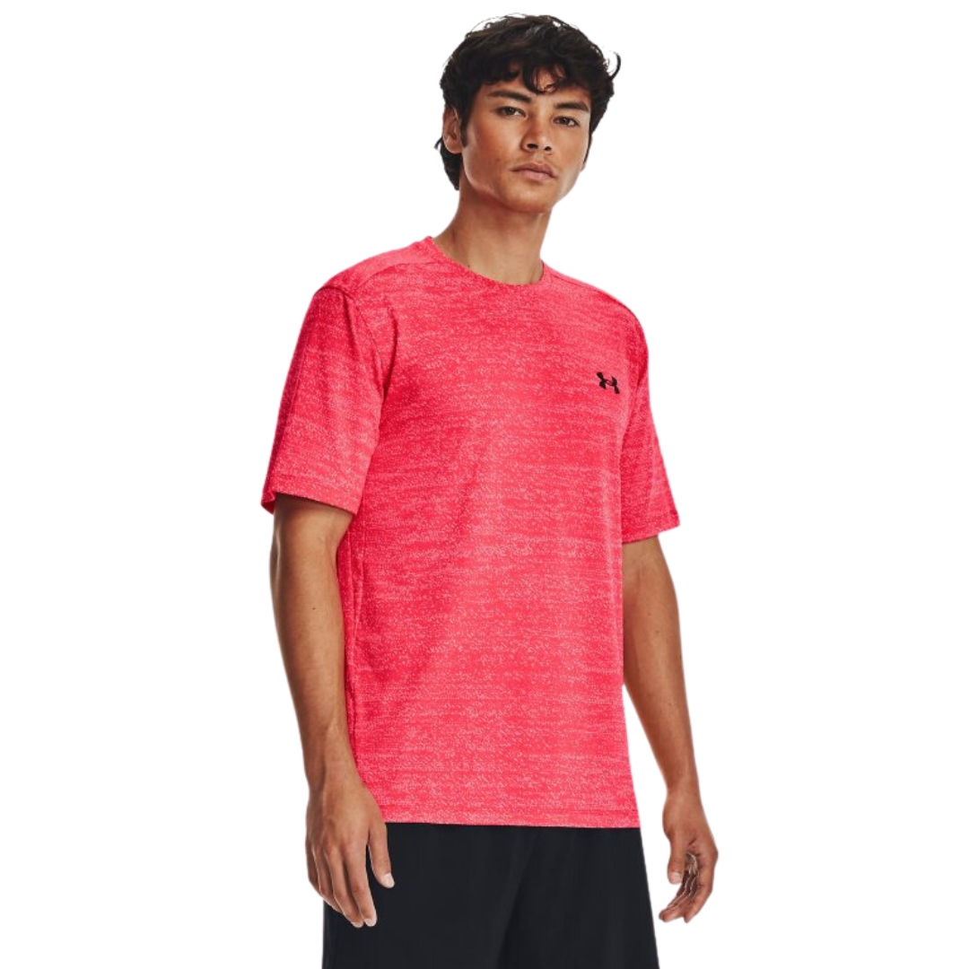 T-SHIRT D'ENTRAINEMENT EN JACQUARD UNDER ARMOUR UA TECH VENT POUR HOMME couleur 628-BETA/BLACK vu du chandail à manches courtes de couleur orange/rose flash lettré noir porté par un homme vu de la tête aux cuisses de face