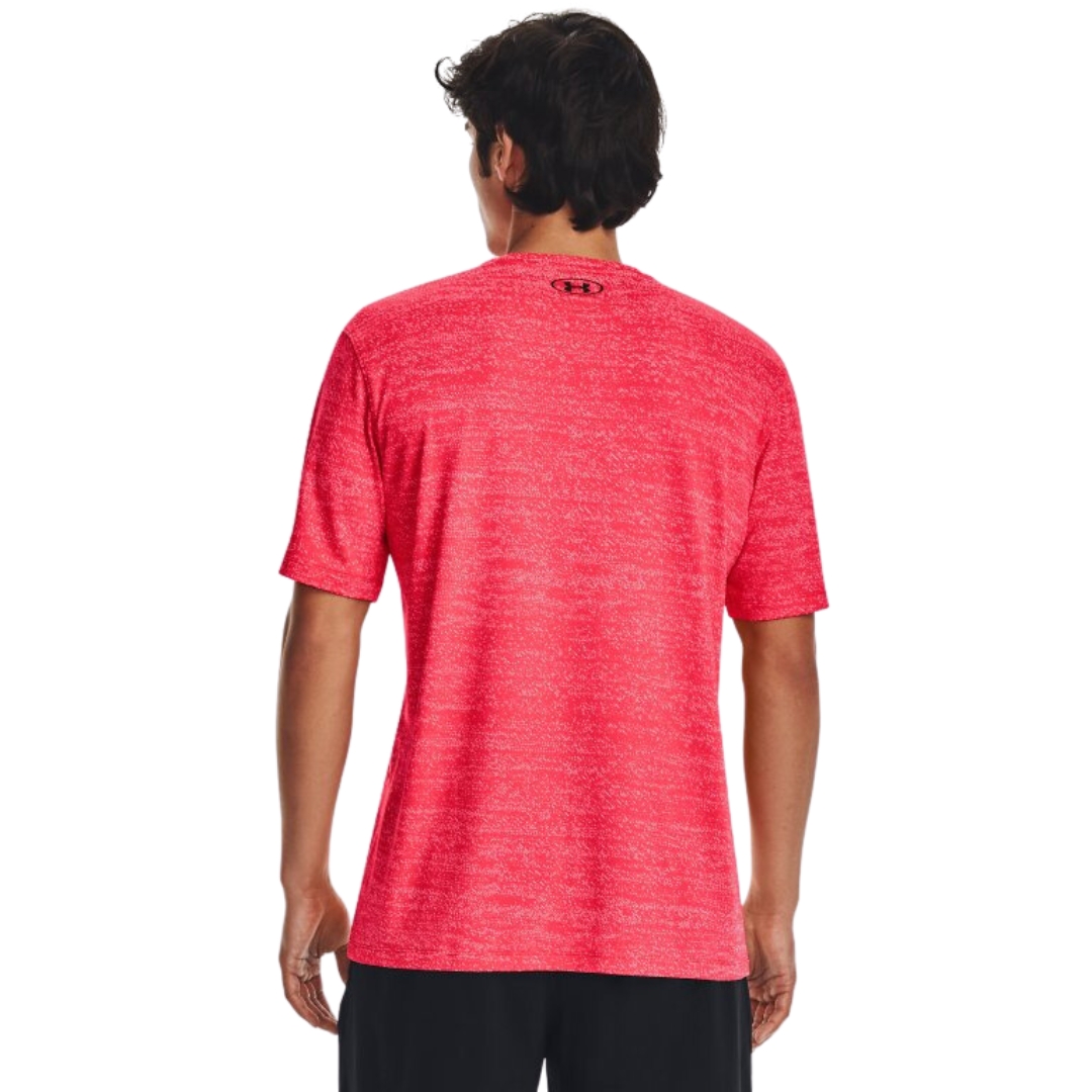 T-SHIRT D'ENTRAINEMENT EN JACQUARD UNDER ARMOUR UA TECH VENT POUR HOMME couleur 628-BETA/BLACK vu du chandail à manches courtes de couleur orange/rose flash lettré noir porté par un homme vu de la tête aux cuisses de dos
