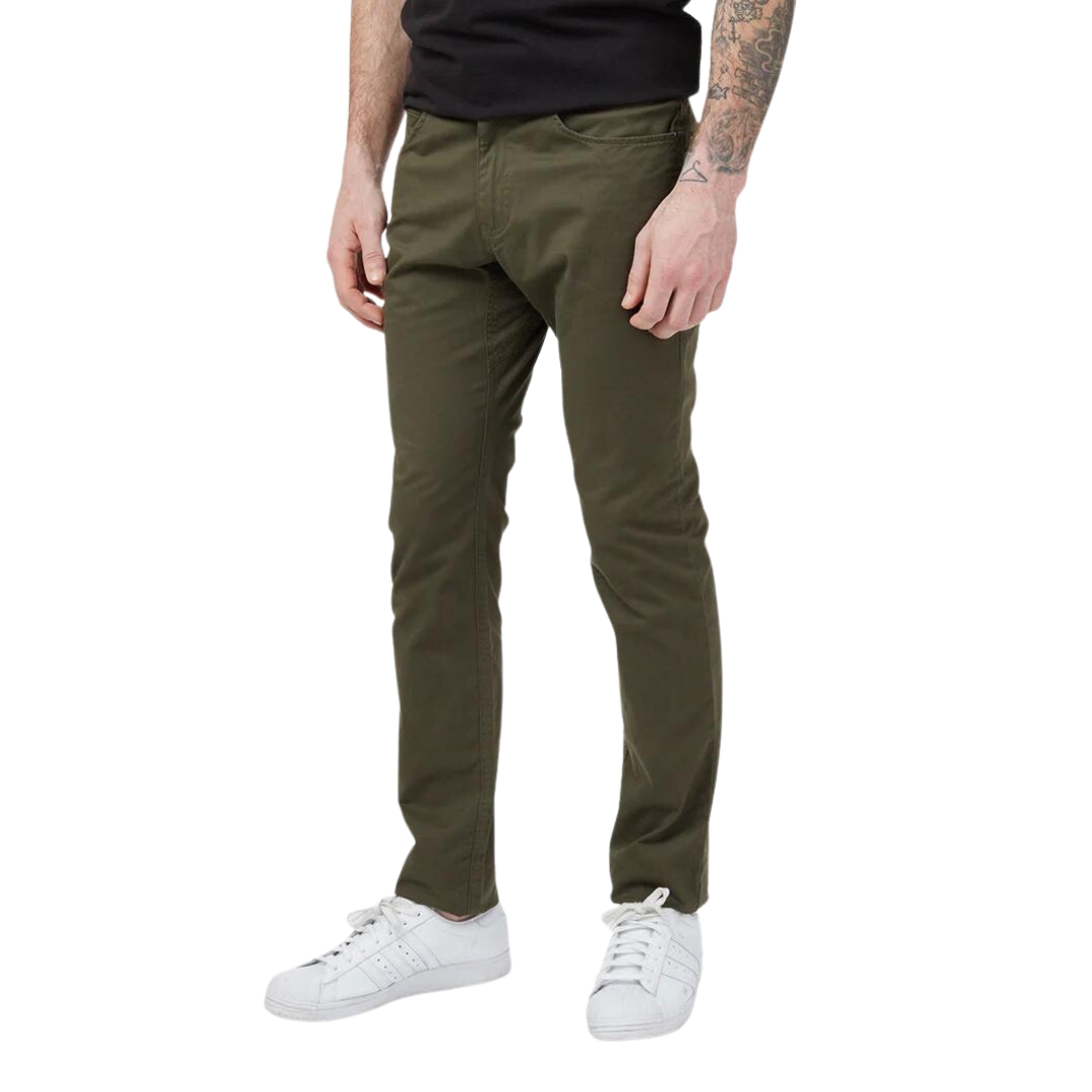 PANTALON ÉTROIT TENTREE EN SERGÉ POUR HOMME couleur OLIVE NIGHT GREEN vu du pantalon vert olive porté par un homme vu de la poitrine aux pieds de face