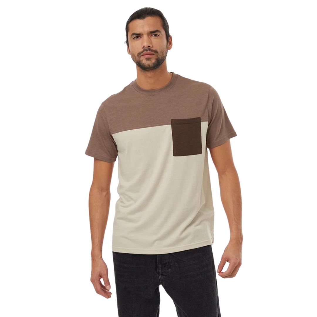 T-SHIRT À MANCHES COURTES TENTREE BLOCKED POCKET POUR HOMME COULEUR FOSSIL/PALE OAK/SLATE BROWN VU DU CHANDAIL À MANCHES COURTES BRUN PALE, BEIGE ET POCHE DE POITRINE BRUNE FONCÉE PORTÉ PAR UN HOMME VU DE LA TÊTE AUX CUISSES DE FACE