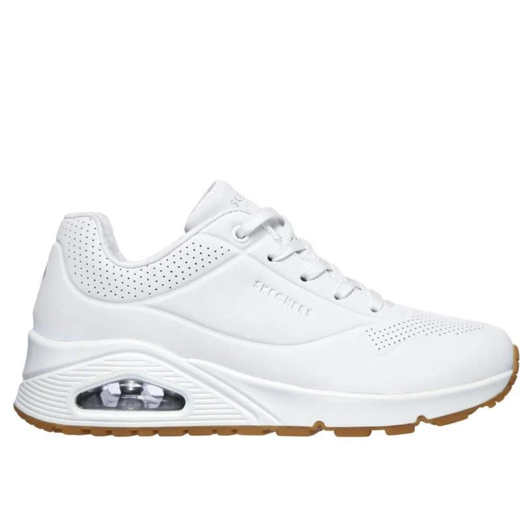 CHAUSSURE DE SPORT SKECHERS UNO STAND ON AIR POUR FEMME COULEUR BLANC VU DE LA CHAUSSURE DROITE DE COULEUR BLANCHE VUE DE PROFIL DROIT