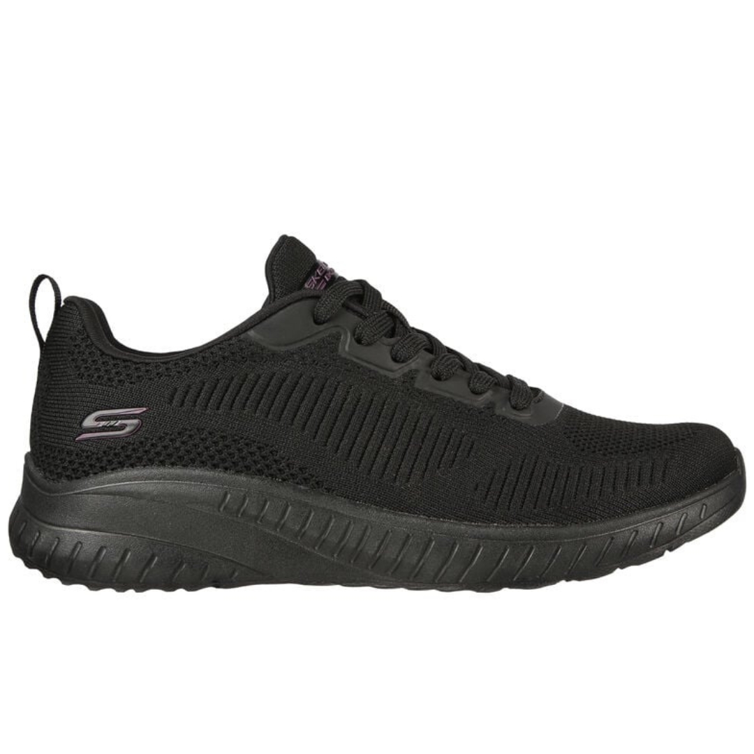 CHAUSSURE DE SPORT SKECHERS BOBS SPORT SQUAD CHAOS-FACE OFF POUR FEMME couleur noir vu de la chaussure droite entièrement noire de profil droit