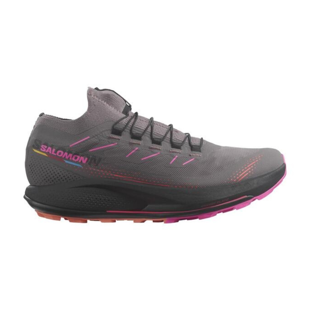 CHAUSSURE DE COURSE SUR SENTIER SALOMON PULSAR TRAIL PRO 2 POUR femme COULEUR PLUM KITTEN/BLACK/PINK GLO VUE DE LA CHAUSSURE DROITE GRISE, ROSE ET PÊCHE VUE DE PROFIL DROIT