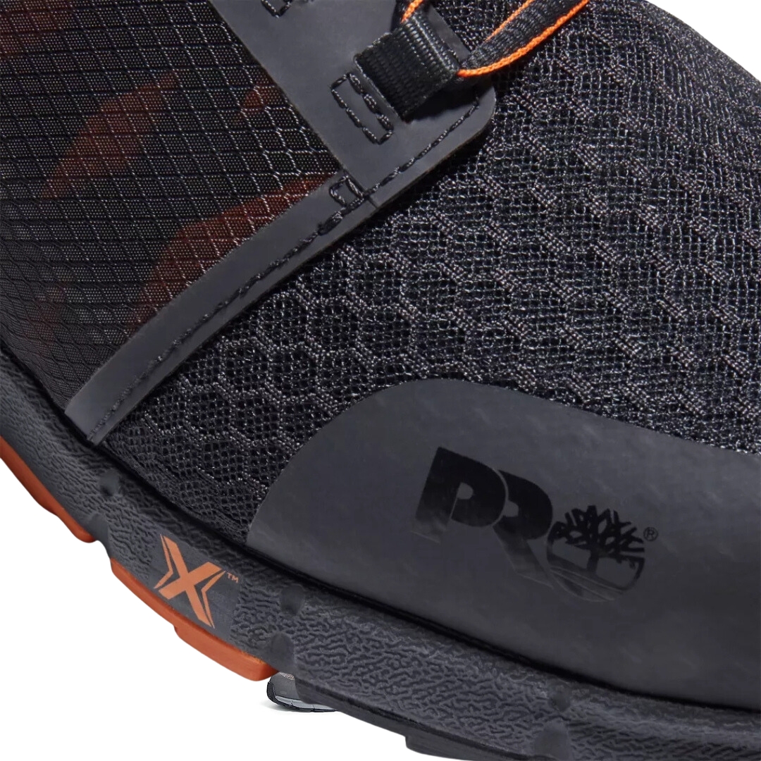 CHAUSSURE DE SÉCURITÉ TIMBERLAND PRO RADIUS CSA POUR HOMME couleur black vu en gros plan sur le nom pro à l apointe