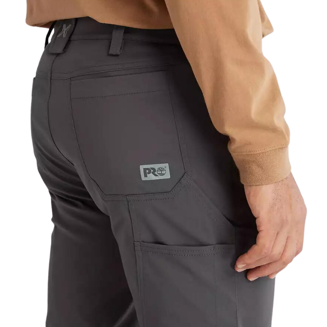 PANTALON JOGGER DE TRAVAIL TIMBERLAND PRO TEMPE POUR HOMME couleur asphalt vu du pantalon long gris foncé porté par un homme vu en gros plan sur les fesses et le haut des cuisses de profil droit