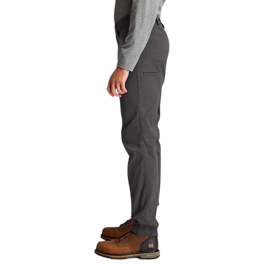 PANTALON JOGGER DE TRAVAIL TIMBERLAND PRO TEMPE POUR HOMME couleur asphalt vu du pantalon long gris foncé porté par un homme vu de la taille aux pieds de profil gauche