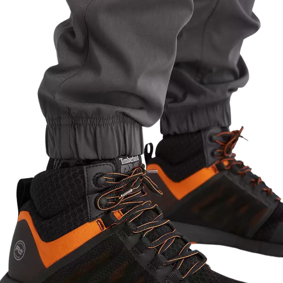 PANTALON JOGGER DE TRAVAIL TIMBERLAND PRO TEMPE POUR HOMME couleur asphalt vu du pantalon long gris foncé porté par un homme vu en gros plan sur le bas du pantalon avec élastiques