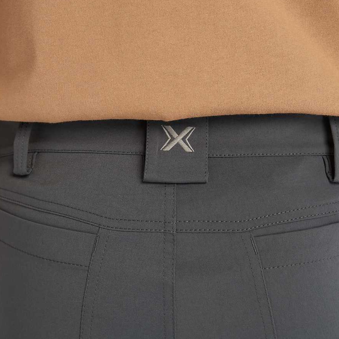 PANTALON JOGGER DE TRAVAIL TIMBERLAND PRO TEMPE POUR HOMME couleur asphalt vu du pantalon long gris foncé porté par un homme vu en gros plans sur le haut de l,arrière du pantalon