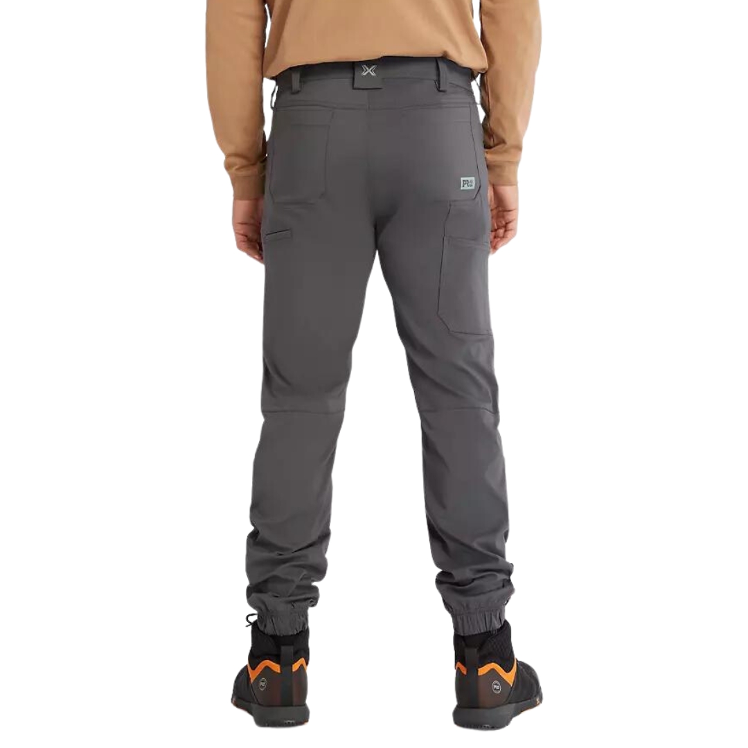 PANTALON JOGGER DE TRAVAIL TIMBERLAND PRO TEMPE POUR HOMME couleur asphalt vu du pantalon long gris foncé porté par un homme vu de la taille aux pieds de dos