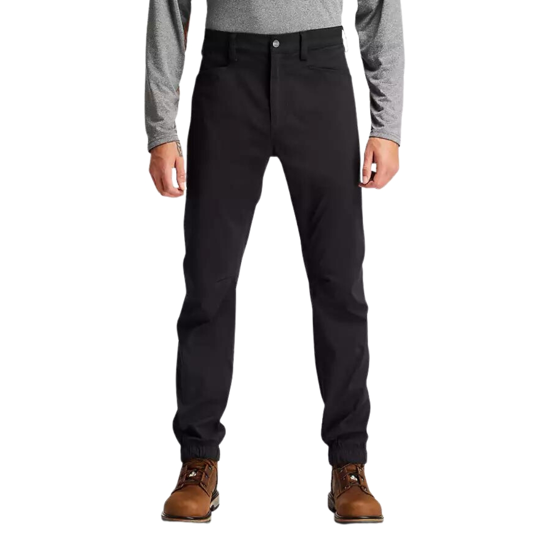 PANTALON JOGGER DE TRAVAIL TIMBERLAND PRO TEMPE POUR HOMME couleur black vu du pantalon long noir porté par un homme vu de la taille aux pieds de face