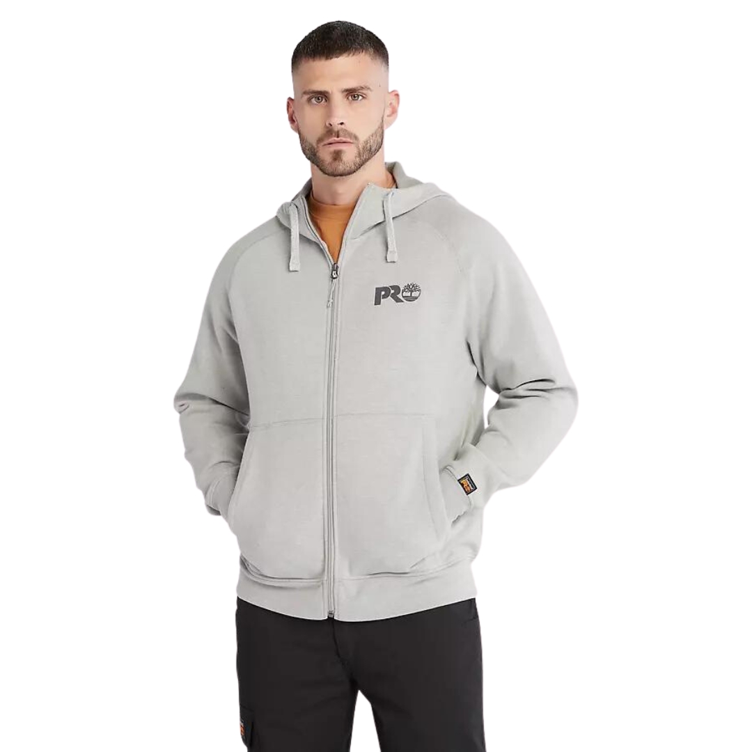 CHANDAIL de travail À CAPUCHON TIMBERLAND PRO HOOD HONCHO POUR HOMME couleur MEDIUM GREY HEATHER vu du chandail à manches longues gris chiné pale porté par un homme vu de la tête aux cuisses de face