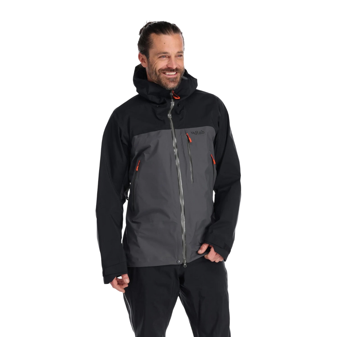 MANTEAU RAB LATOK MOUNTAIN GTX PRO POUR HOMME couleur Black/Graphene vu du manteau noir et gris porté par un homme vu de la tête aux cuisses de face