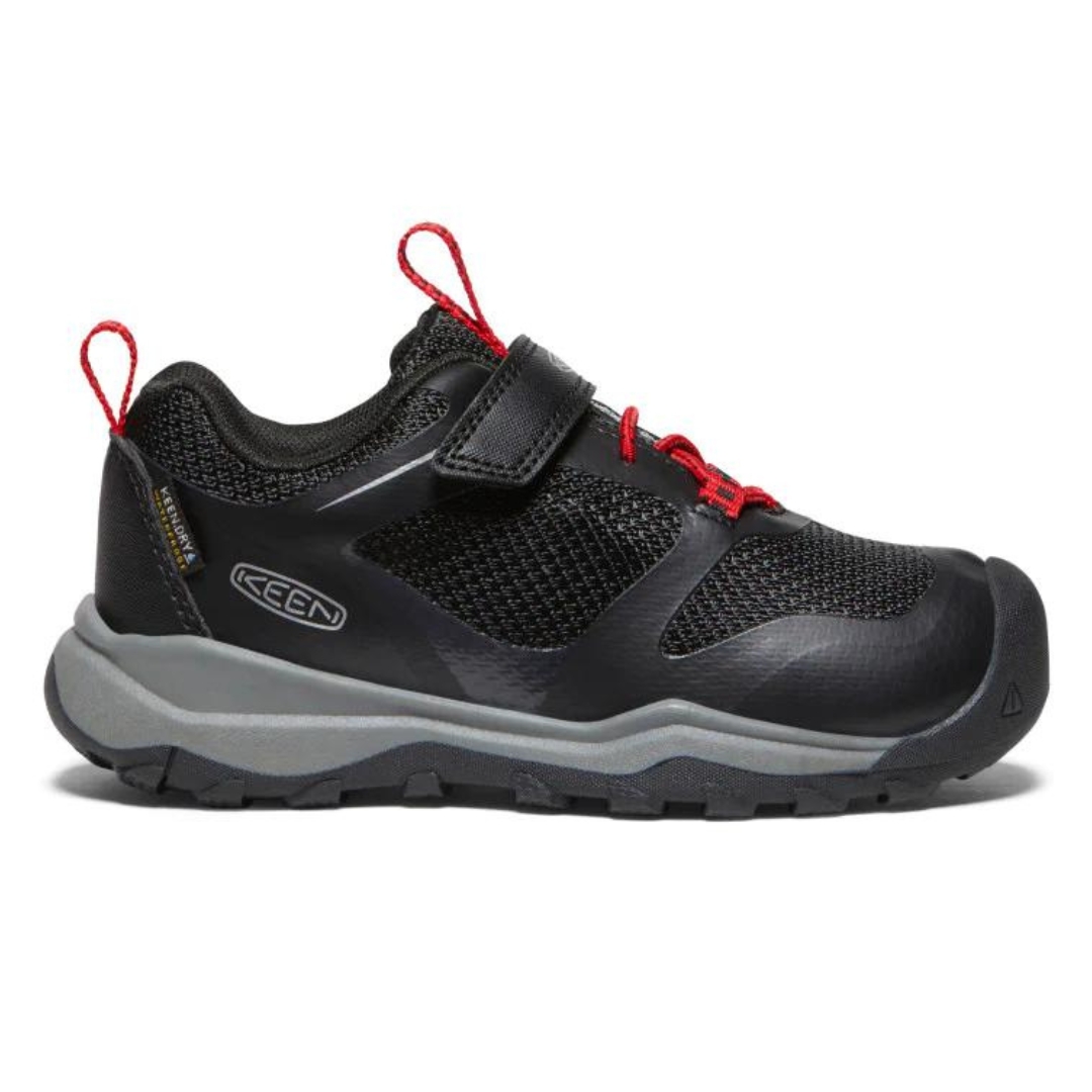CHAUSSURE DE RANDONNÉE IMPERMÉABLE KEEN WANDURO LOW POUR ENFANT COULEUR BLACK/RIBBON RED VUE DE LA CHAUSSURE NORE AVEC LACET ROUGE DE PROFIL DROIT