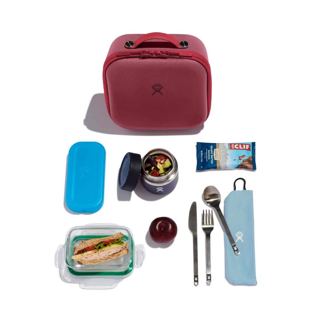 BOITE À LUNCH ISOTHERME HYDRO FLASK PETITE COULEUR BERRY VUE DE LA BOITE À LUNCH ROSE/ROUGE FONCÉ AVEC CE QU'ELLE PEUT CONTENIR À COTE